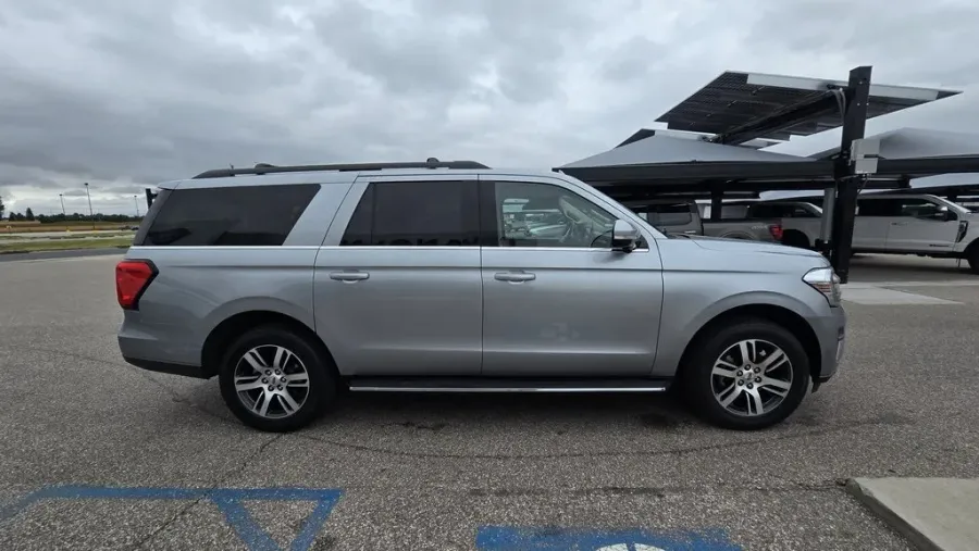 2022 Ford Expedition Max | Photo 4 of 35