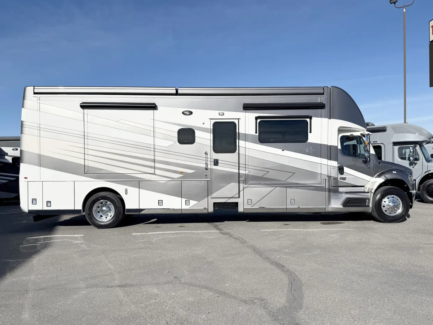 2026 Newmar Super Star 3731 | Photo 2 of 31