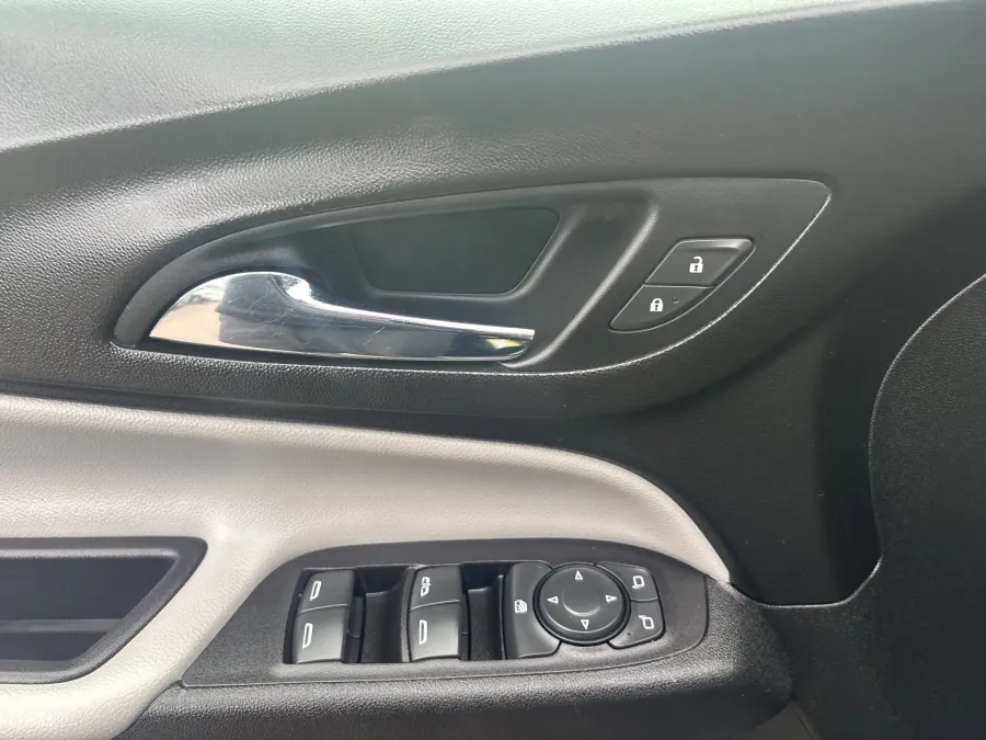 2020 Chevrolet Equinox LT | Photo 12 of 22