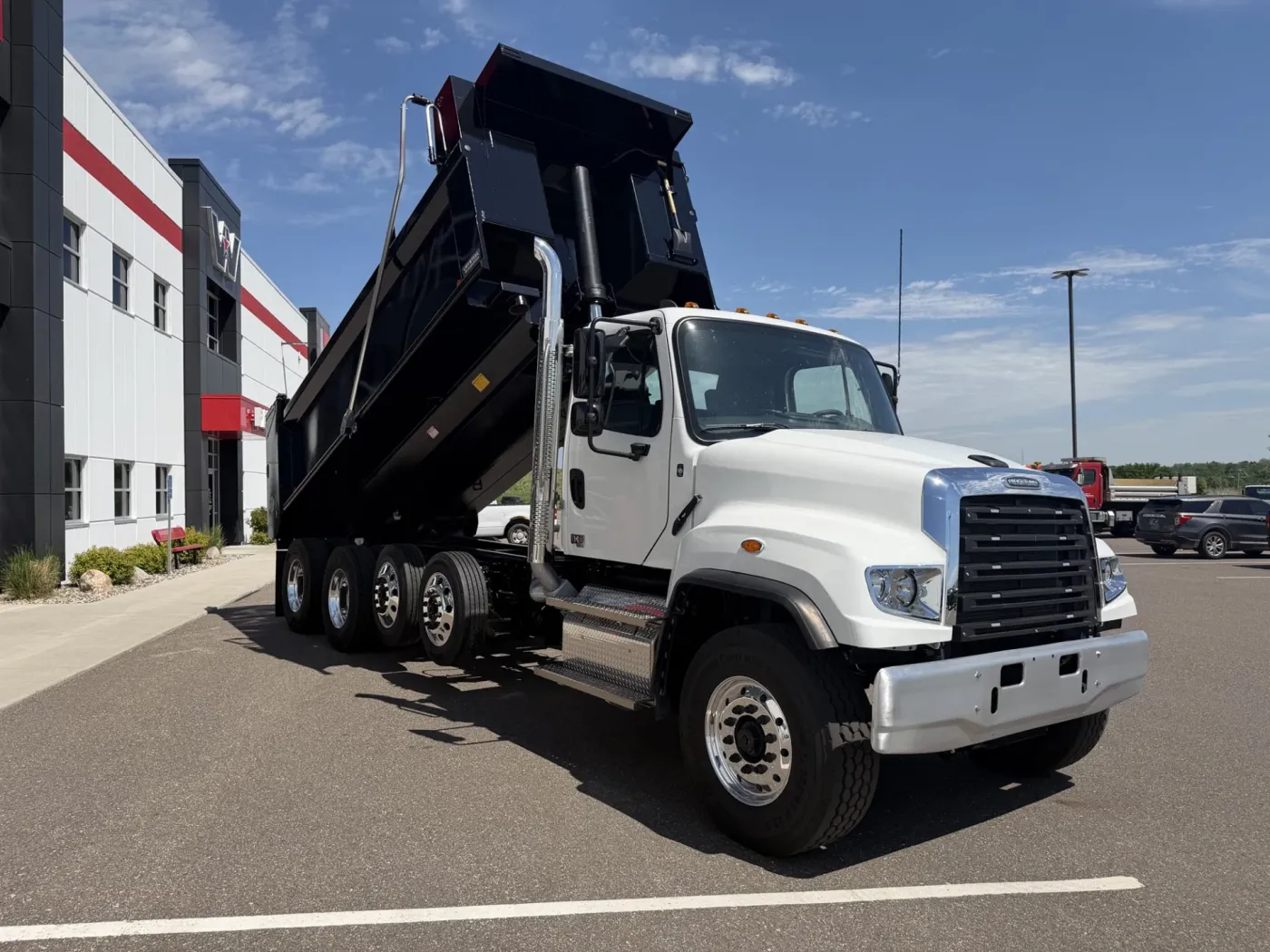 2027 Freightliner 114SD | Photo 5 of 12
