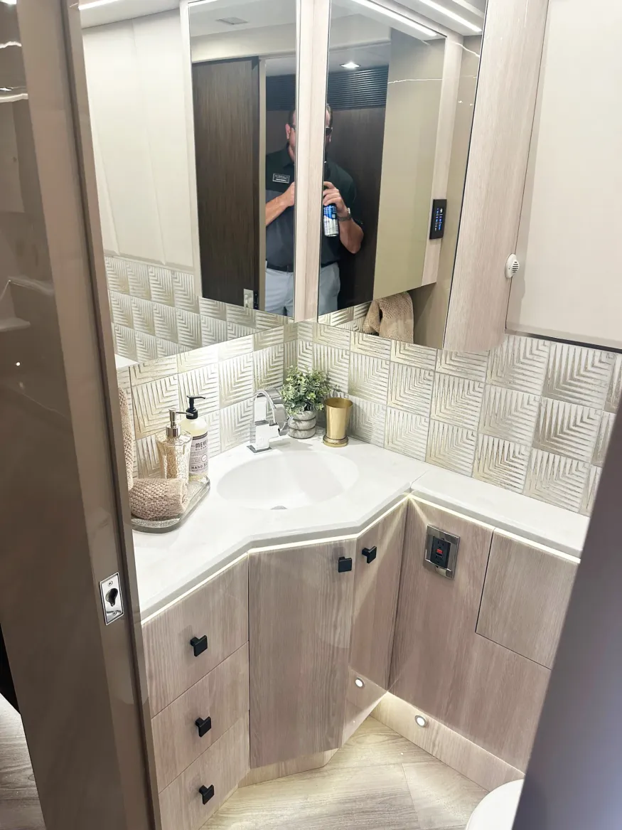 2023 Emerald Luxury Coaches Prevost H3-45 Triple Slide | Photo 18 of 41