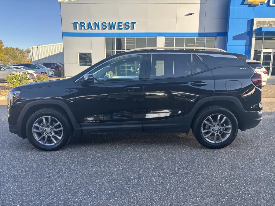 2024 GMC Terrain SLT | Photo 1 of 21