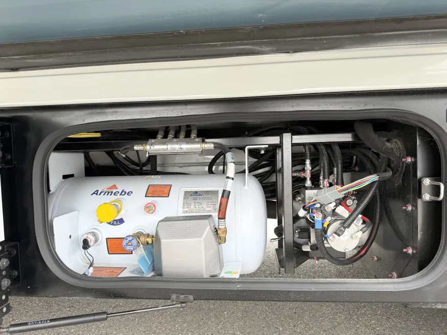 2027 Winnebago Navion 24R | Photo 17 of 18