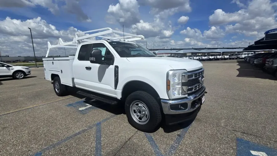 2025 Ford Super Duty F-350 | Photo 3 of 28