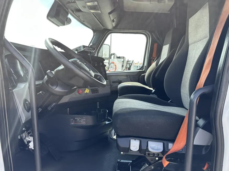 2022 Freightliner Cascadia 126 | Photo 9 of 21