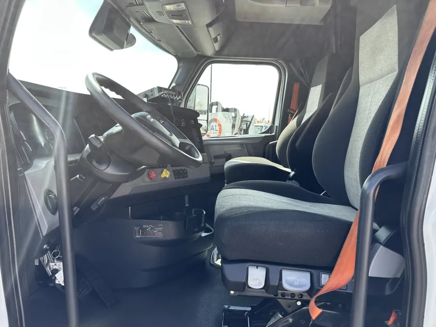 2022 Freightliner Cascadia 126 | Photo 9 of 21