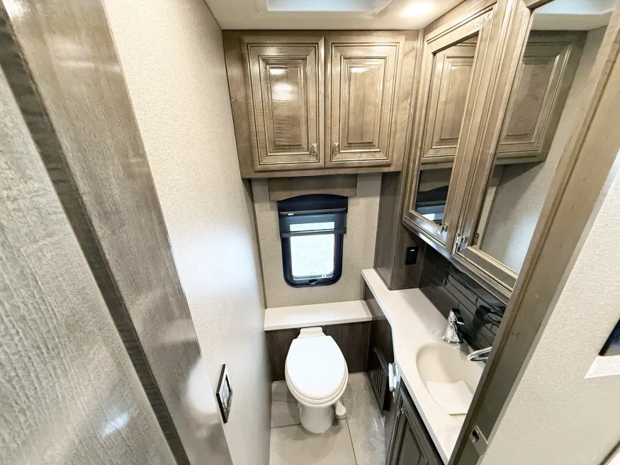 2019 Fleetwood Discovery 40M LXE | Photo 13 of 30