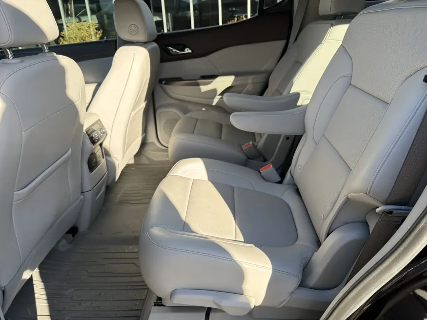 2021 GMC Acadia SLT | Photo 11 of 24