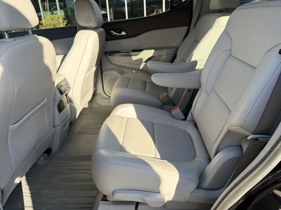 2021 GMC Acadia SLT | Photo 11 of 24