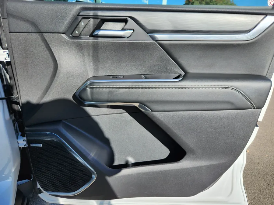 2025 GMC Acadia AWD Elevation | Photo 19 of 29