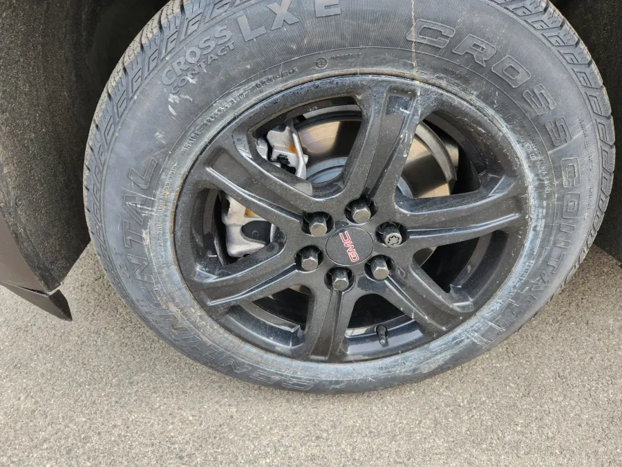 2023 GMC Acadia AT4 | Photo 16 of 27