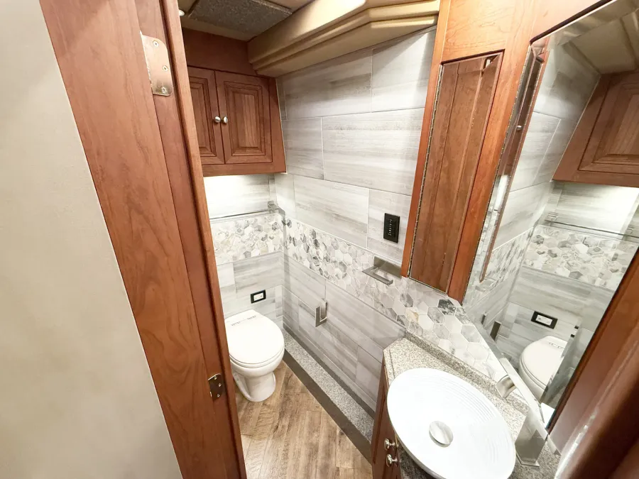 2017 Emerald Prevost X3-45 Double Slide | Photo 15 of 34