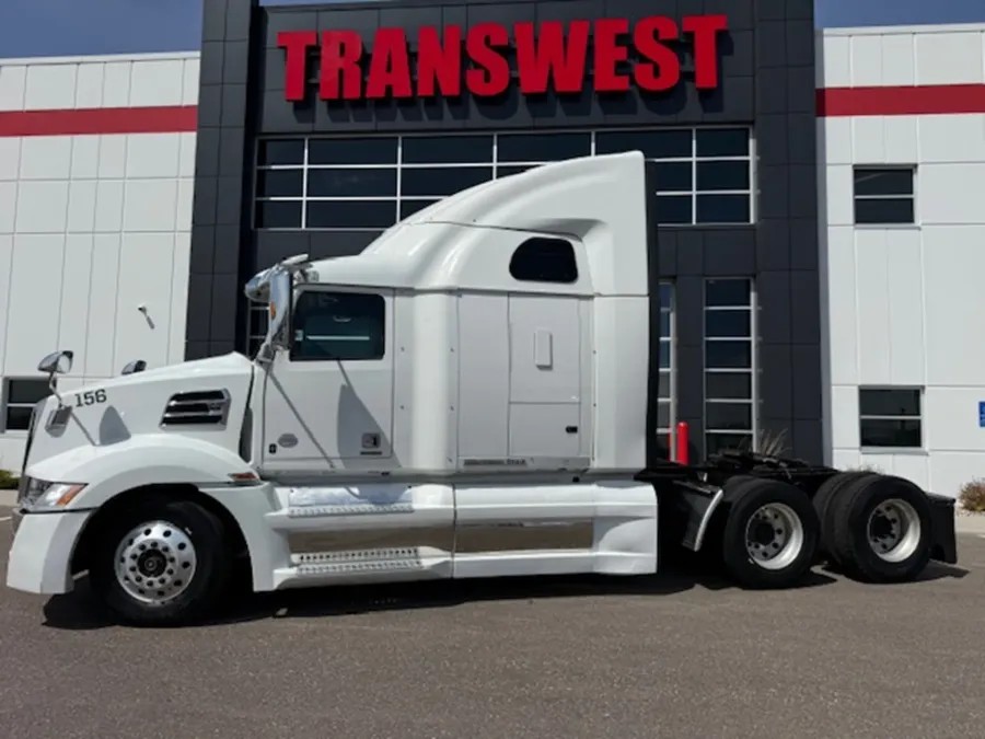 2022 Western Star 5700XE | Photo 2 of 16
