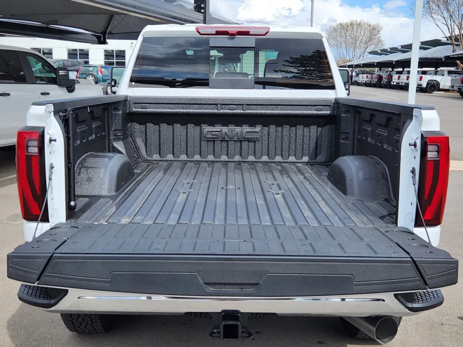 2025 GMC Sierra 2500HD SLT | Photo 16 of 32