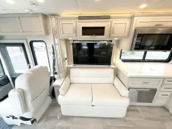 2023 Newmar Ventana 4326 | Thumbnail Photo 9 of 34