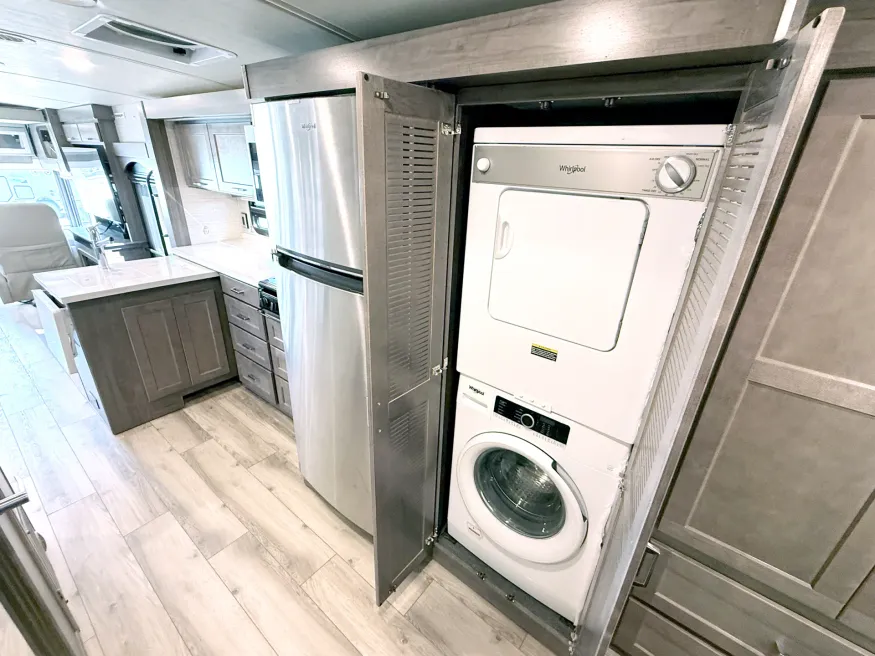 2022 Winnebago Forza 34T | Photo 9 of 17