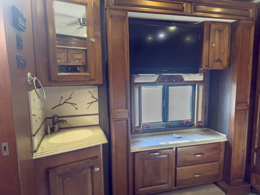 2013 Tiffin Phaeton 36QSH | Photo 26 of 39
