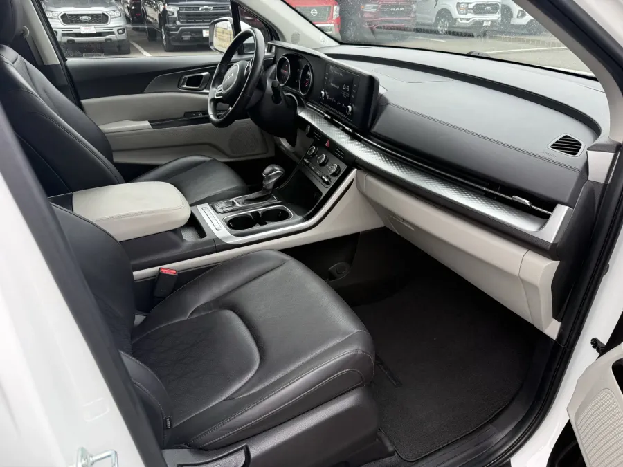 2024 Kia Carnival LX | Photo 11 of 21