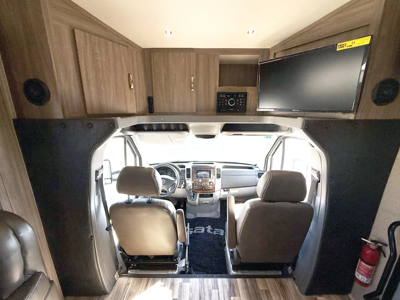 2016 Dynamax Isata 3 24FWM | Photo 5 of 22