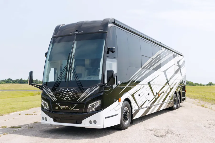 2027 Emerald Luxury Coaches Prevost H3-45 Quad Slide | Photo 26 of 33