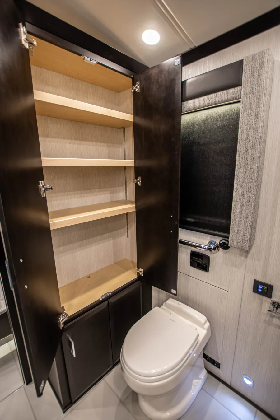 2026 Newmar Mountain Aire 4118 | Photo 28 of 44