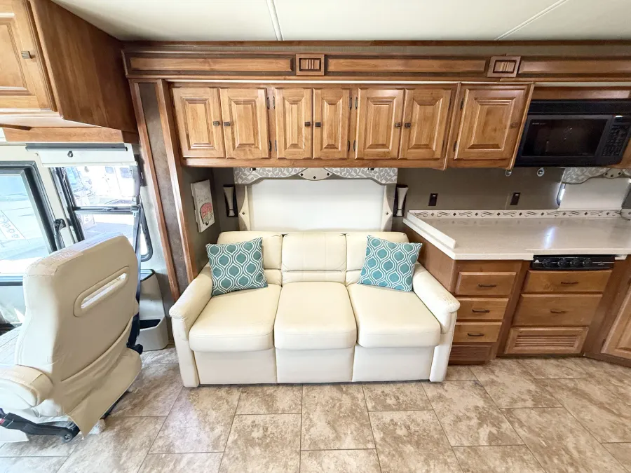 2013 Tiffin Allegro Red 38QRA | Photo 7 of 30