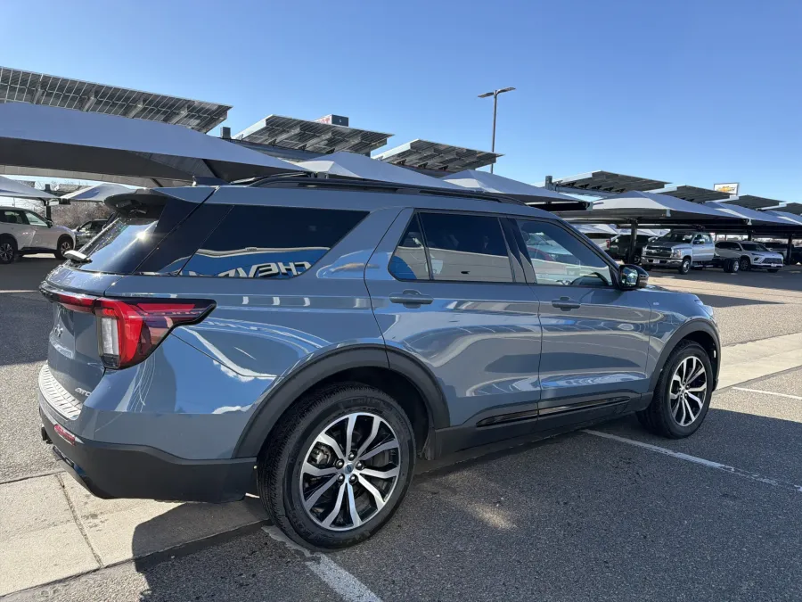 2025 Ford Explorer ST-Line | Photo 4 of 23