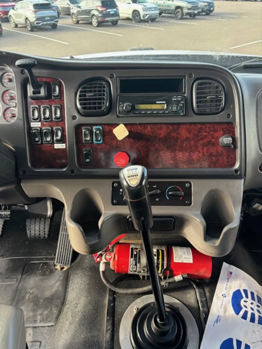 2013 Freightliner 108SD | Photo 7 of 13