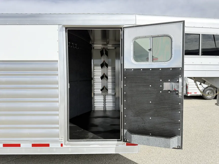 2024 Platinum Coach 4HGN | Photo 4 of 16