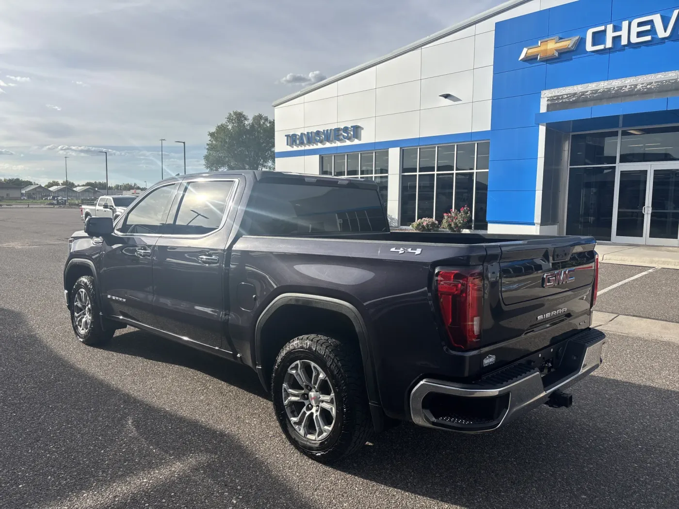 2024 GMC Sierra 1500 SLT | Photo 2 of 18