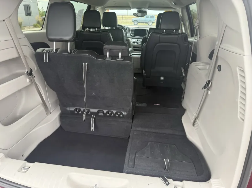 2023 Chrysler Pacifica Touring L | Photo 8 of 24