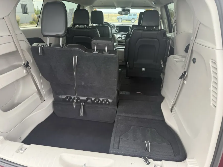 2023 Chrysler Pacifica Touring L | Photo 8 of 24