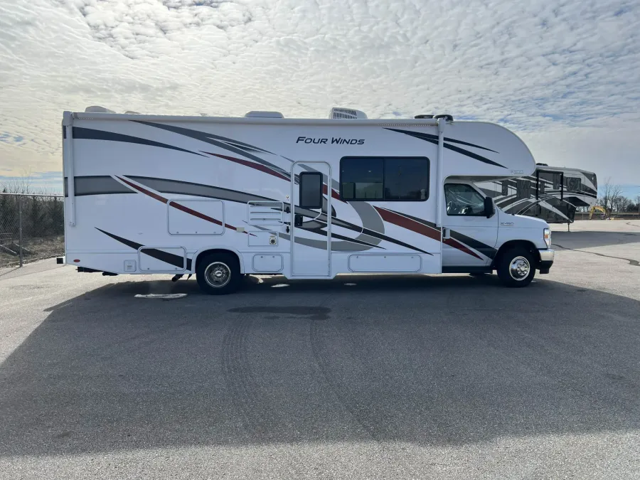 2022 Thor Four Winds 27R | Photo 4 of 37