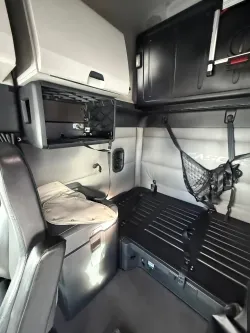 2022 Freightliner Cascadia | Thumbnail Photo 11 of 14