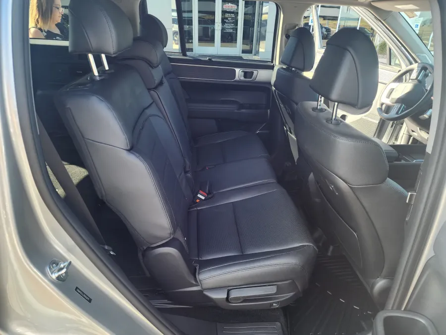 2024 Hyundai Santa Fe Limited | Photo 16 of 30