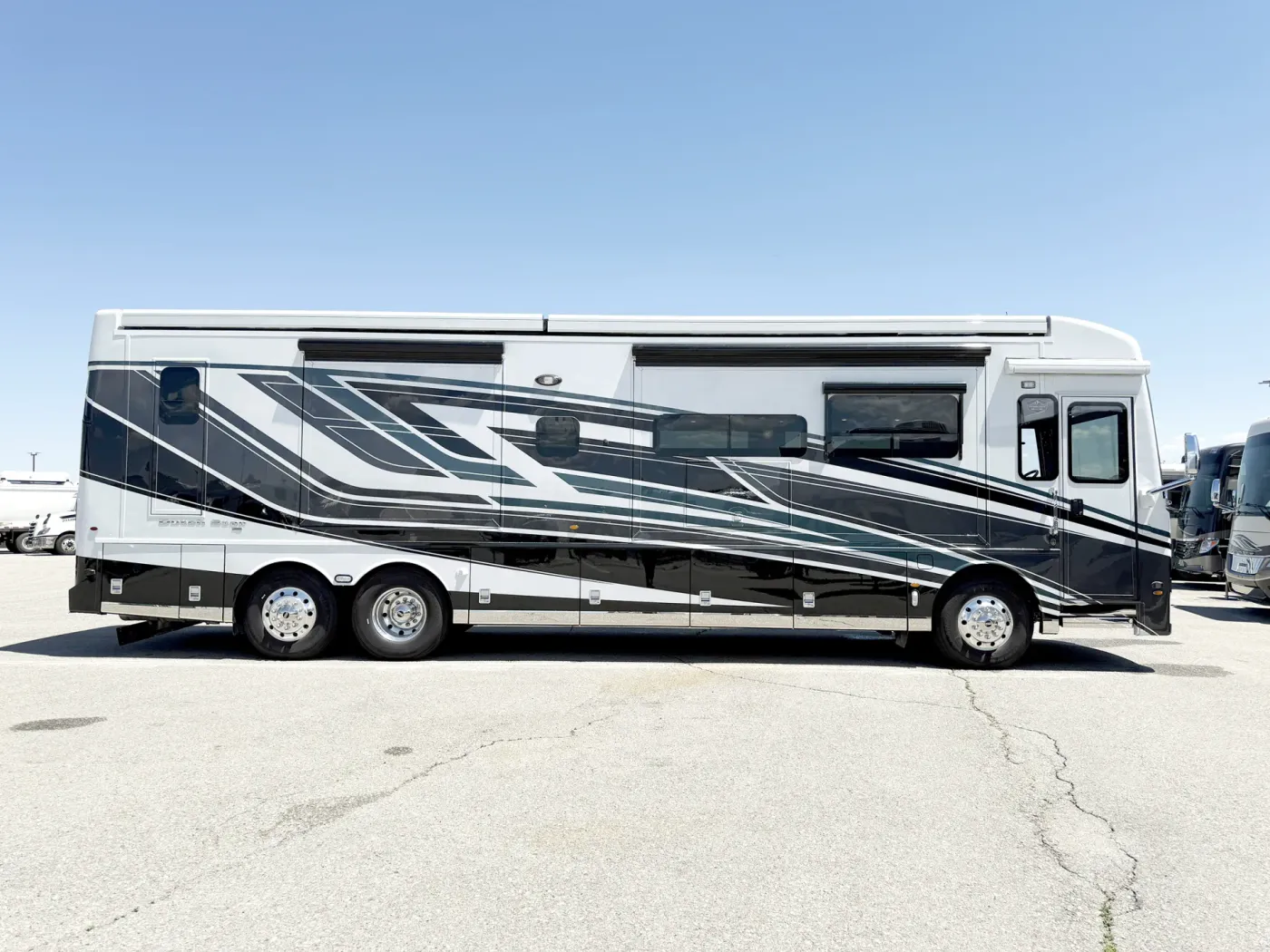 2026 Newmar Dutch Star 4081 | Photo 2 of 32