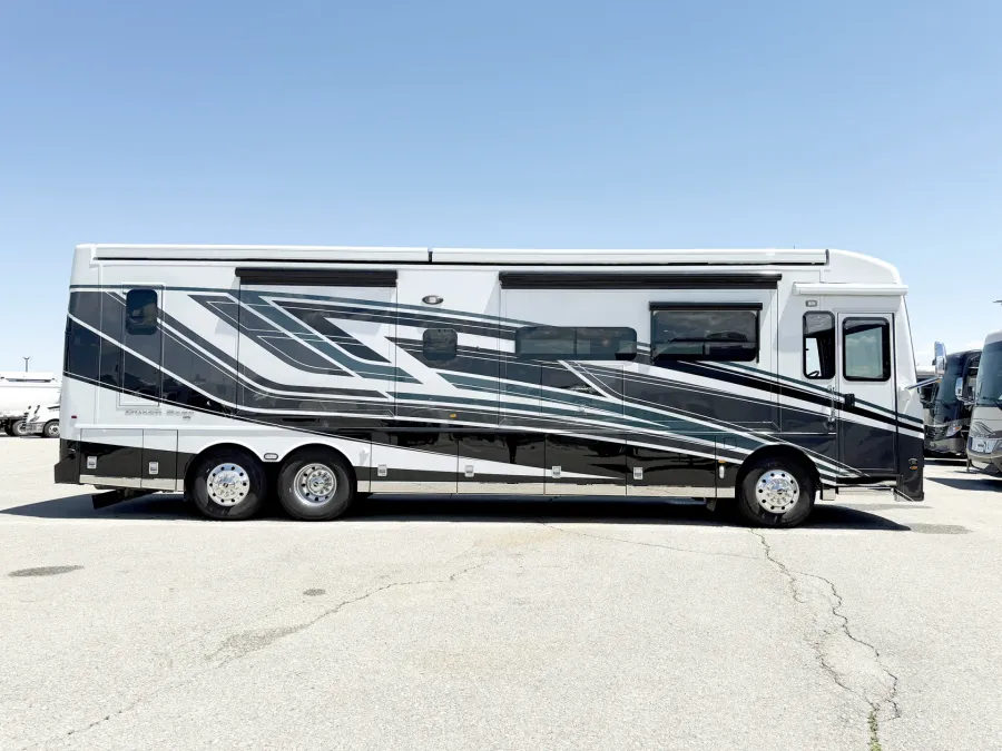 2026 Newmar Dutch Star 4081 | Photo 2 of 32