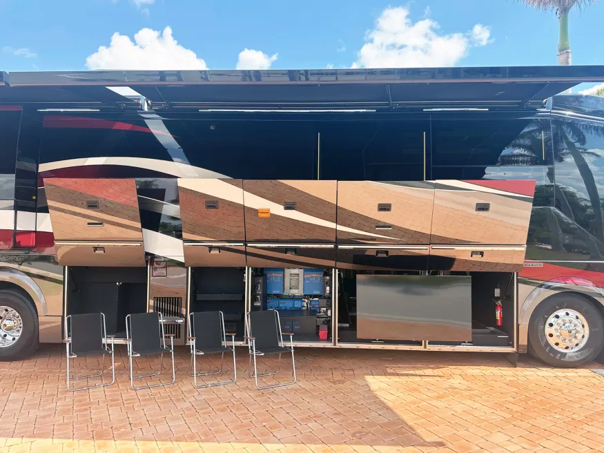 2023 Emerald Luxury Coaches Prevost H3-45 Triple Slide | Photo 3 of 41