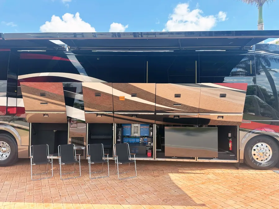 2023 Emerald Luxury Coaches Prevost H3-45 Triple Slide | Photo 3 of 41