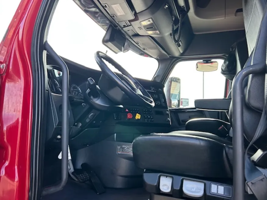 2023 Freightliner Cascadia 126 | Photo 8 of 18