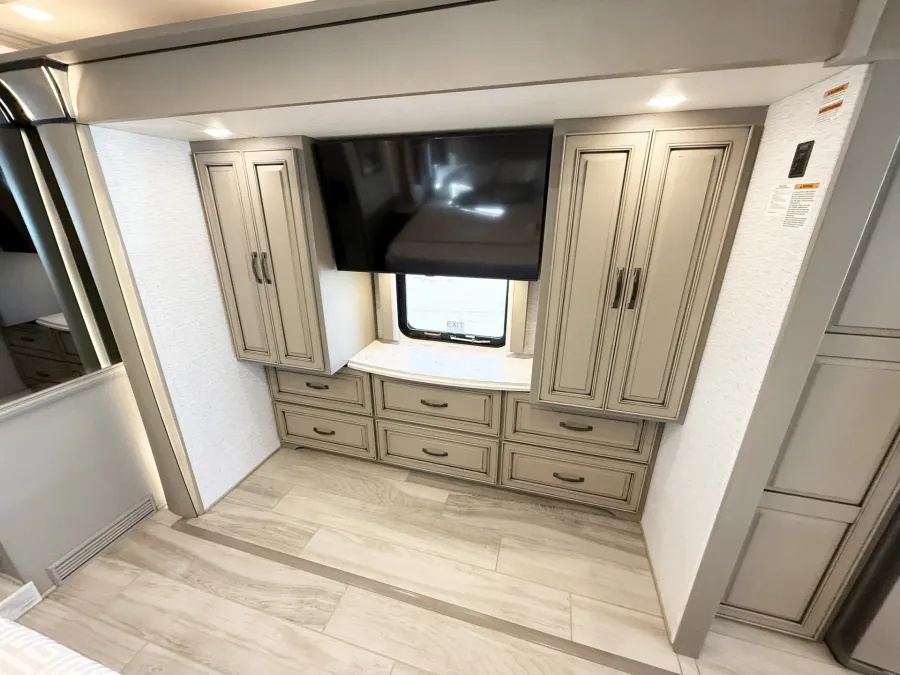 2025 Newmar Dutch Star 4369 | Photo 15 of 33