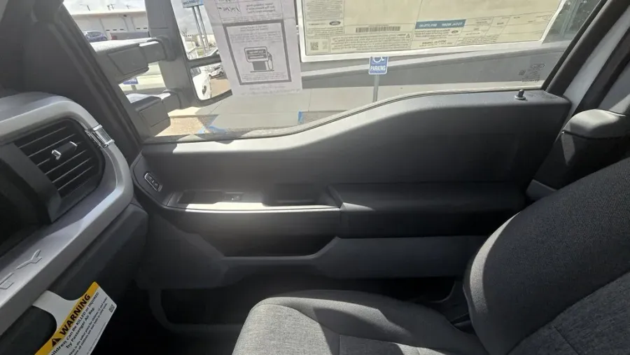 2025 Ford Super Duty F-350 | Photo 25 of 28