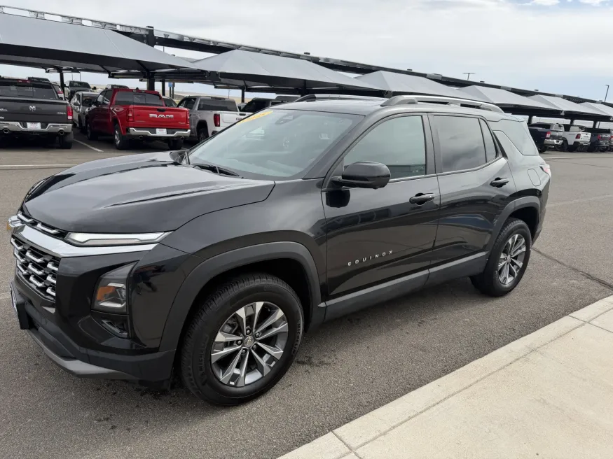 2025 Chevrolet Equinox AWD LT | Photo 3 of 18