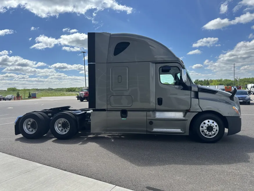 2020 Freightliner Cascadia | Photo 4 of 16