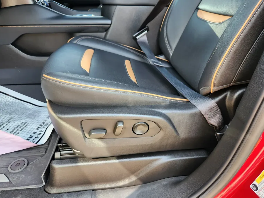 2024 GMC Yukon AT4 | Photo 9 of 32