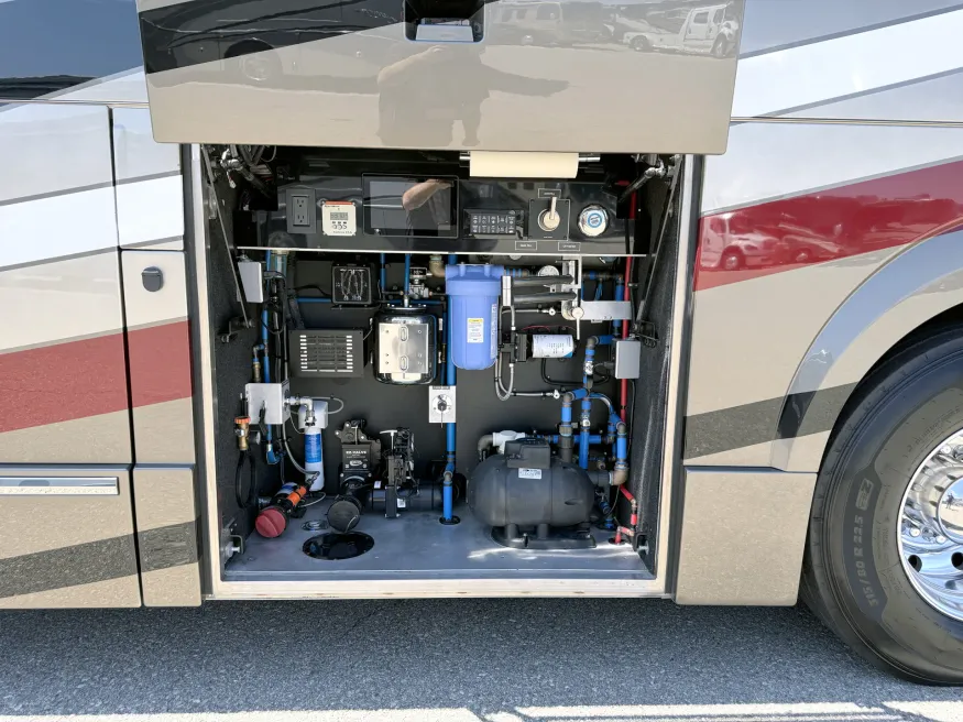 2023 Emerald Prevost H3-45 Double Slide | Photo 13 of 15