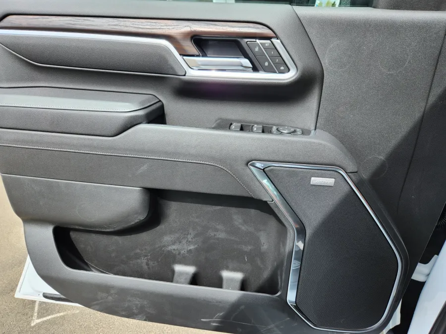 2025 GMC Sierra 2500HD SLT | Photo 5 of 32