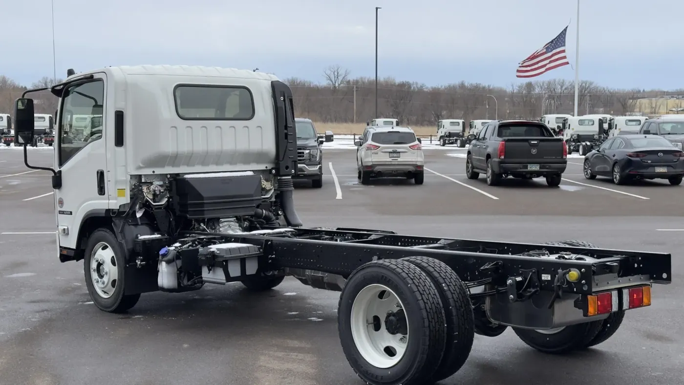 2025 Isuzu NRR | Photo 4 of 17