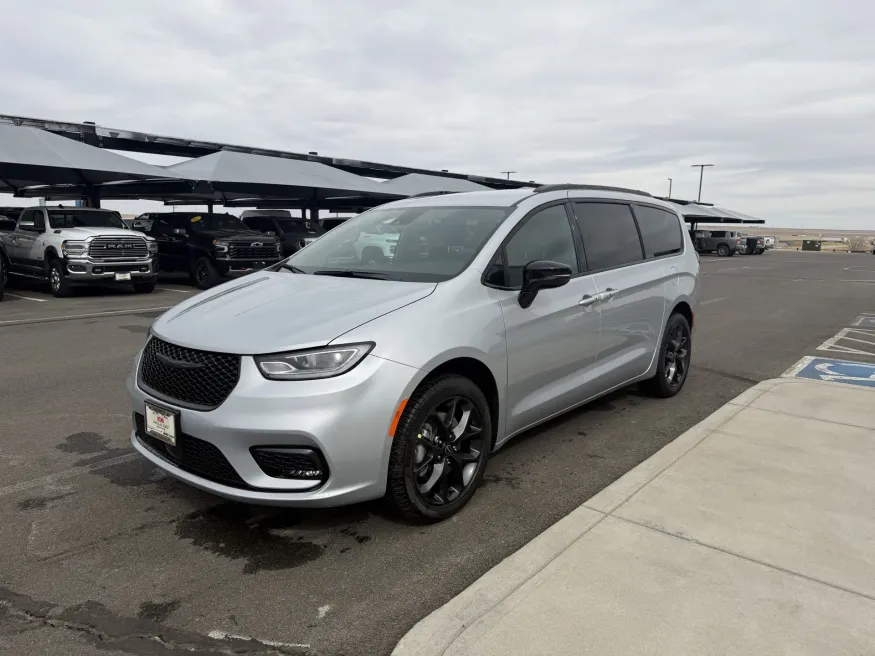 2026 Chrysler Pacifica Select | Photo 3 of 18