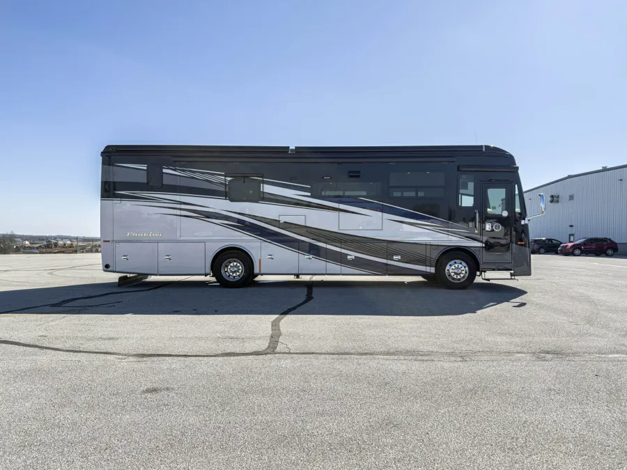 2026 Tiffin Phaeton 37 BH | Photo 4 of 43